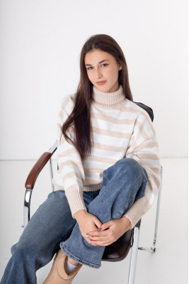 Светр жіночий